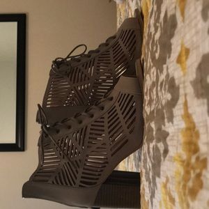 Reneeze light grey never worn heeled booties